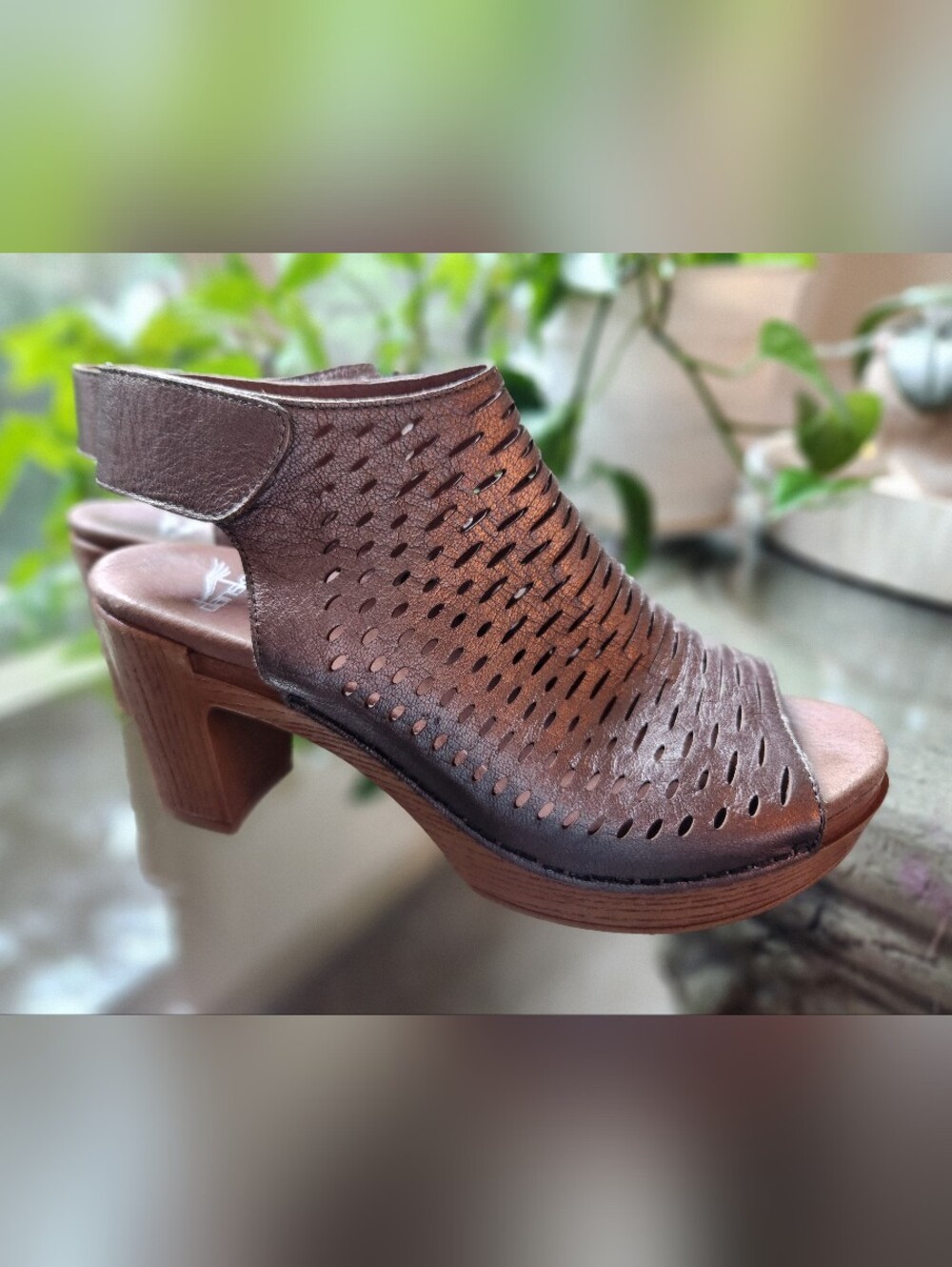 Dansko Danae Pewter Metallic Perforated Block Heel Sandals Size 39 US 8.5 9